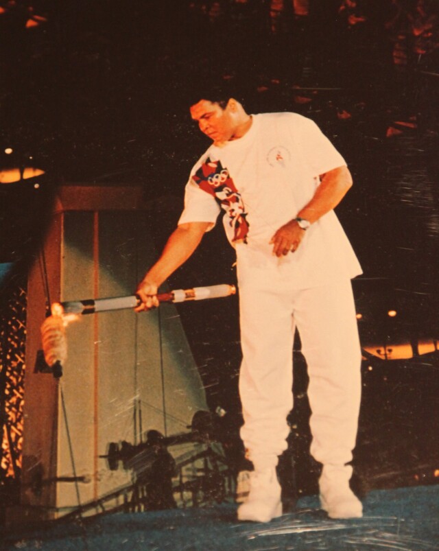 1996’nın Olimpiyat ateşini yakan Muhammed Ali, o tarihte 10 yılı aşkın süredir Parkinson hastalığıyla mücadele ediyordu. 