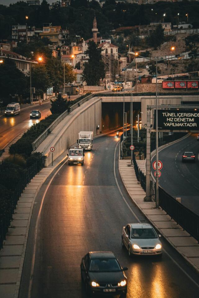 Şehirler arası ve hız limitinin 90 km/s olduğu bir yolda 101 km/s hızla seyreden bir araç ihlal kapsamına girecek.