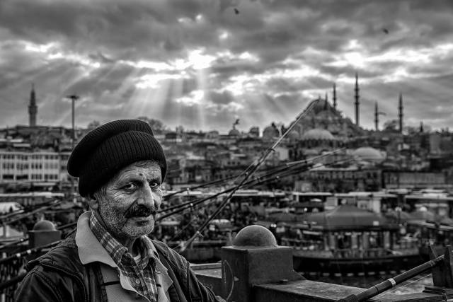 Galata Köprüsünde Bir Balıkçı