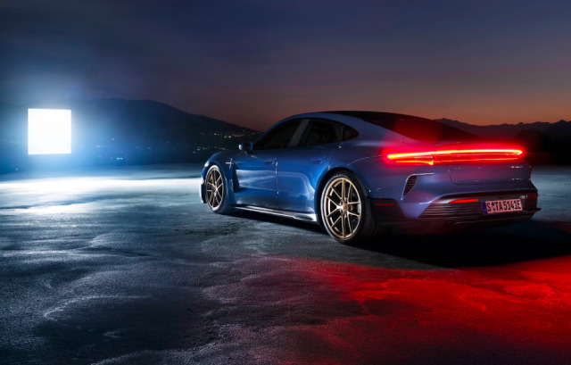  Porsche Taycan’Turbo GT, en hızlı elektrikli seri üretim otomobil unvanına sahip.