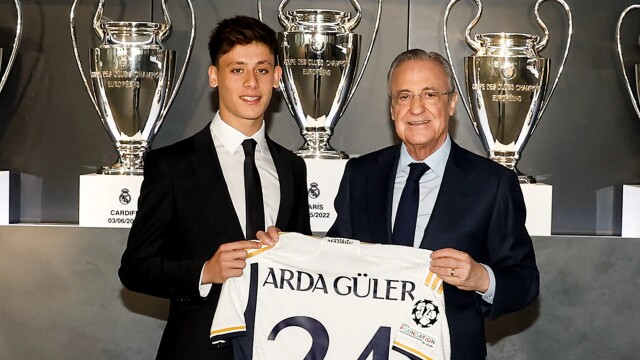 Real Madrid Başkanı Florentino Perez’den formasını alan Arda Güler, Real Madrid’de 24 numaralı formayı giyecek.