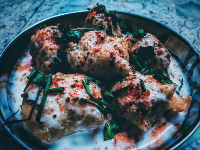 Dahi Vada’yı bugüne kadar denemeyenler için yeni yıl daveti harika bir fırsat olabilir. Hint Usulü Mercimek ve Yoğurt Mezesi (Dahi Vada)