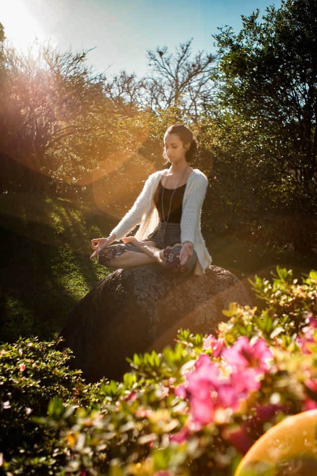 İmkanınız varsa bahçe, orman, deniz kenarı gibi açık mekanlarda meditasyon yapmak zihninizi daha hızlı boşaltmanıza ve meditasyona odaklanmanıza yardımcı olur.