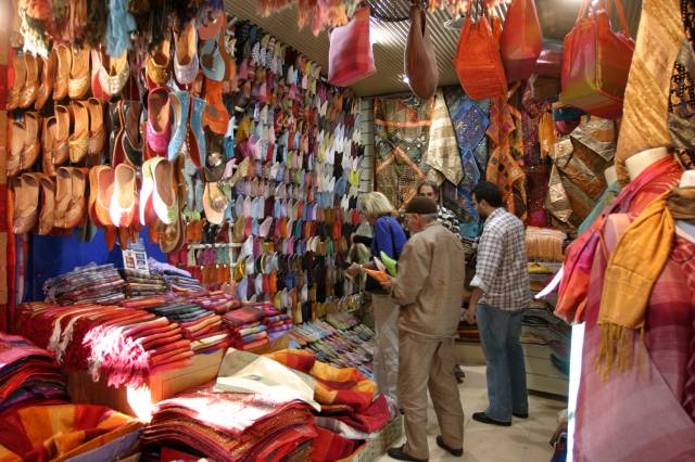 Turistler, Souk Çarşısı’nda alışveriş yapmadan ülkelerine dönmüyor./Fotoğraf: Cenk Ertekin