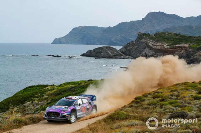 Sardunya Rallisi'nde Ott Tanak, Kalle Rovanperä'nın galibiyet serisine son verdi.