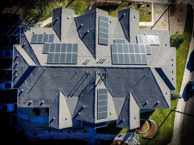 Solar enerji teknolojilerine yatırım yapan GreenTech şirketleri, işin içine akıllı ev sistemlerini de dahil ederek verimliliği en üst seviyeye taşımayı hedefliyor.