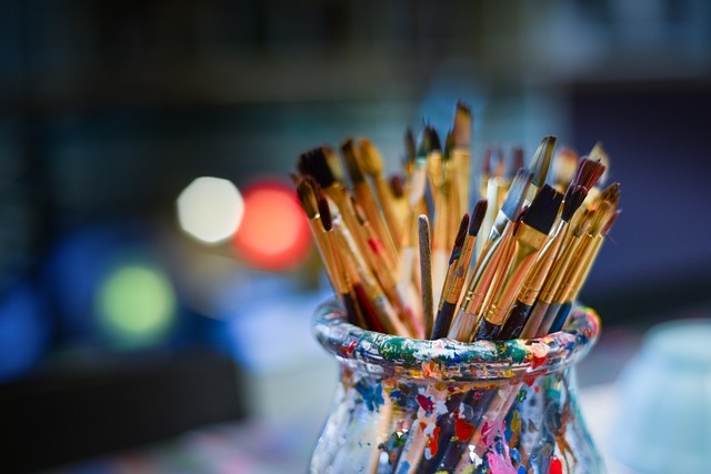 Sanat terapisi olarak resme başvuran demans, Alzheimer veya kanser hastalarının resim yapmayı bilmesi gerekmiyor. Hastaların kendini ifade edebilmesini sağlayan çalışma, bilişsel faaliyetleri ve duygu durumunu iyileştiriyor. 