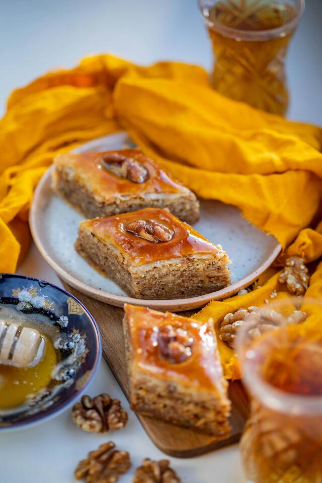 Ev baklavası kat kat açılan incecik yufkadan yapılıyor.