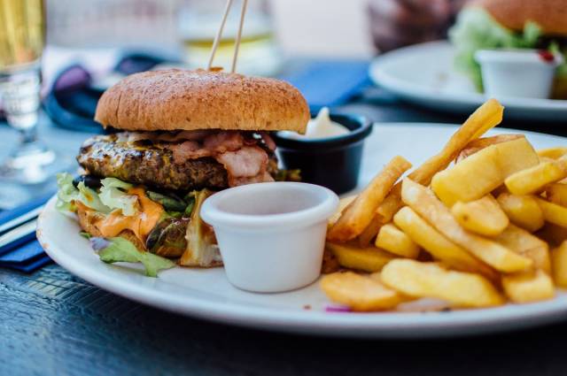 Uzmanlar fast food ürünlerinden uzak durulması gerektiği konusunda hemfikir.