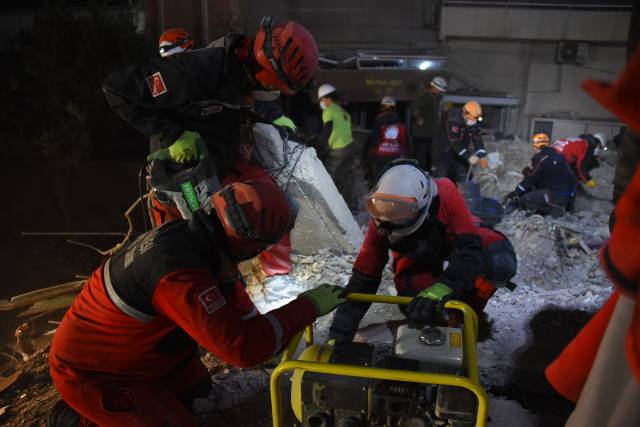 Enkazda yapılan arama kurtarma çalışmaları sırasında kullanılan çekiç, balyoz, hilti tamamı insan gücüne dayalı ekipmanlar.