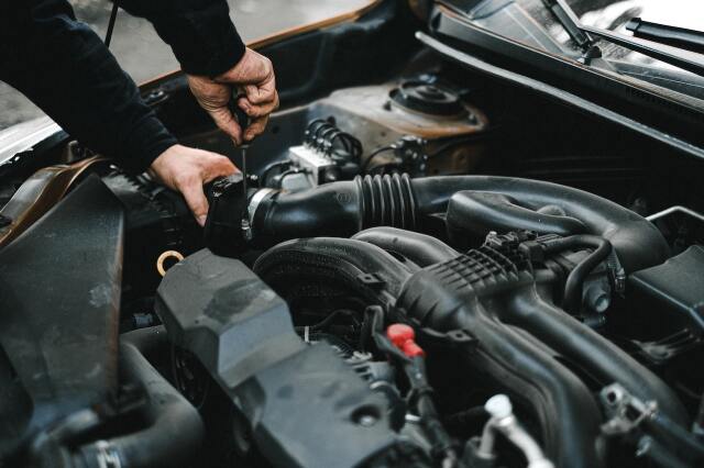 Otomobillerin periyodik bakımında; motor yağı, yağ filtresi, hava filtresi, yakıt filtresi değişimi ve akü kontrolü yapılıyor. 