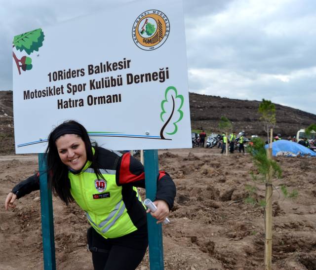 Kulüp üyeleri Balıkesir'de kaybedilen ormanların yerine 2000 fidanlı bir hatıra ormanı koydu.