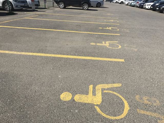 Engelli vatandaşlarımız otoparklardan ücretsiz yararlanabilmenin yanı sıra, otoyol ve otobanlarda 15 dakika duraklama hakkına da sahipler.