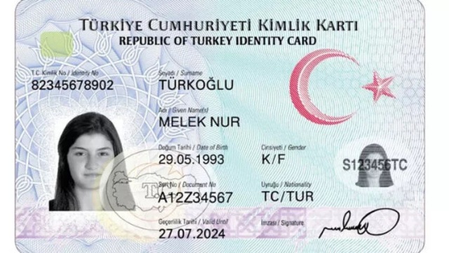 Yeni kimlik kartlarında cinsiyete dair renk farklılığı yoktur. Tüm kimlikler açık mavi renktedir.
