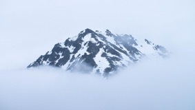 Svalbard’daki bir buz dağının içinde saklanan tohum kasası, insan ırkının devamını sağlayabilir. 