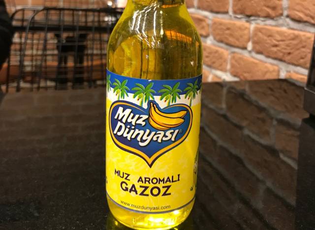 Mekanda çeşitli aromalarda gazozlar, ayrıca ev yapımı limonata ve böğürtlen suyu var. 