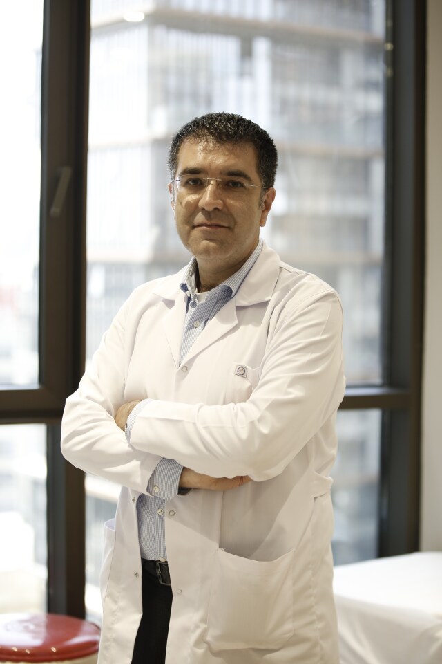 Dermatolog Doç. Dr. Gökhan Okan