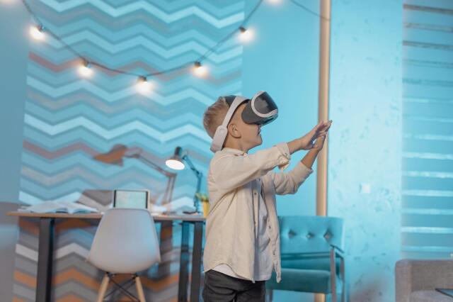 Gelecekte, kütüphaneler, sadece sessiz okuma alanları değil; artırılmış gerçeklik ile tarihi deneyimleme merkezleri olabilir.