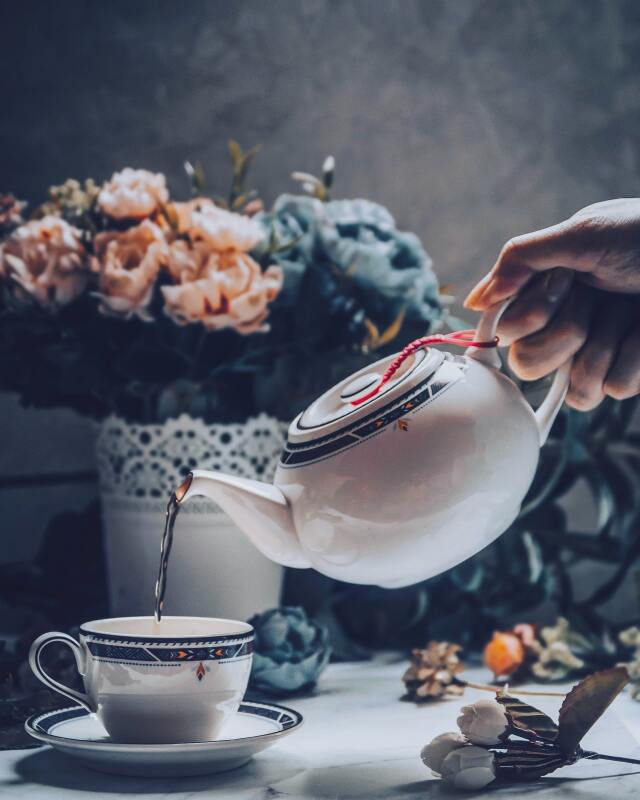İngilizler çay servis ederken sütü demliğin içine veya sonradan bardağa ekliyor. 