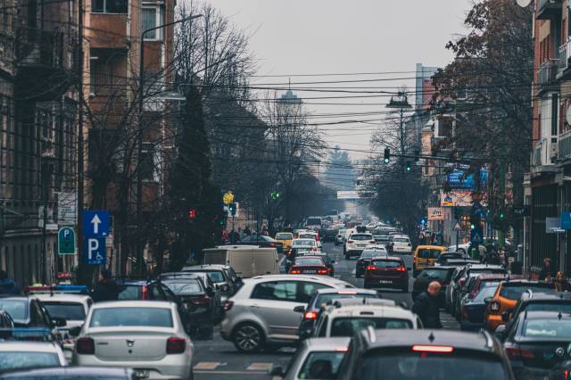 Trafik, motor sesleri, korna sesleri, şehir hayatında gürültü kirliliği yaratan en temel faktörler.