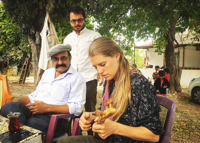 Emre Dayıoğlu, Petra Nachtmanova ile birlikte Antalya Kaş ilçesi Çavdır köyünde Üçtelli Sanatçısı Ali Ulutaş'ın yanında.