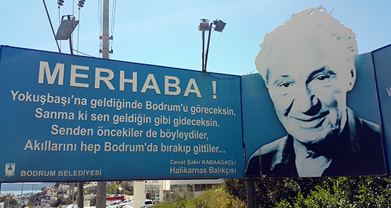 Yazarın merhaba, diye başlayan dizeleri, Bodrum'un girişinde ilçeye gelen yerli ve yabancı tatilcileri karşılıyor.