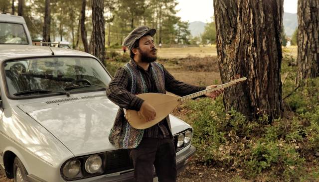 Müzik öğretmeni Emre Dayıoğlu.