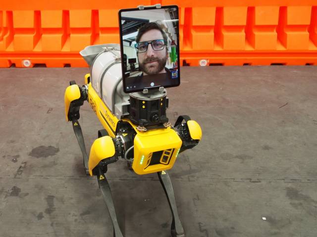 Robot köpek doktor ve hasta arasında köprü görevi görüyor.