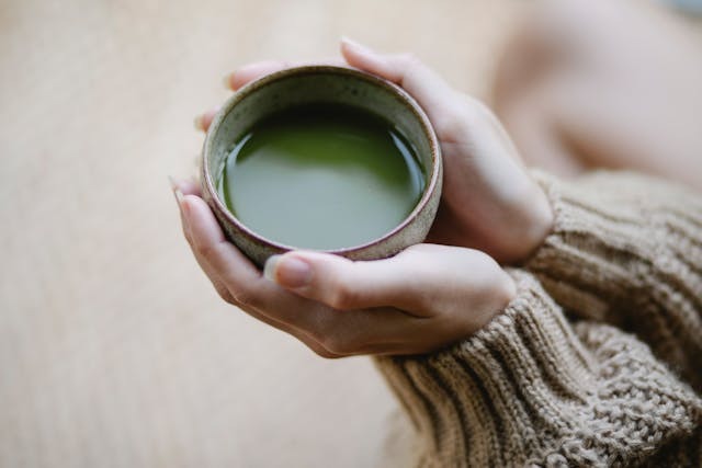 Matcha’da magnezyum, demir, potasyum, kalsiyum, A, C, E, K vitaminleri bulunuyor.