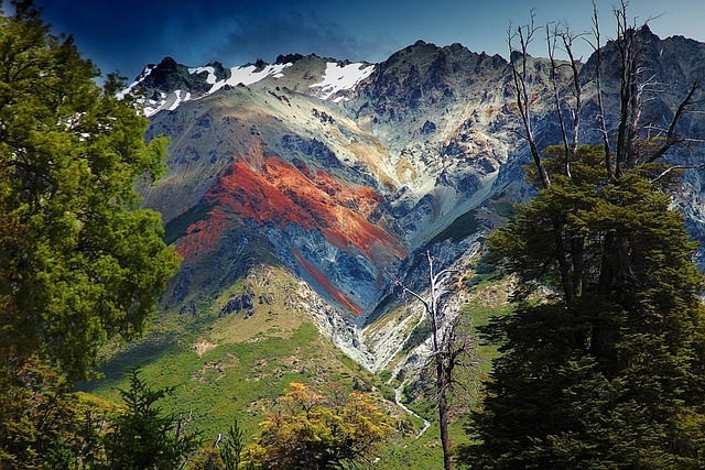 And Dağları’nın eteklerindeki yedi renkli dağların bulunduğu vadi Quebrada de Humahuaca.