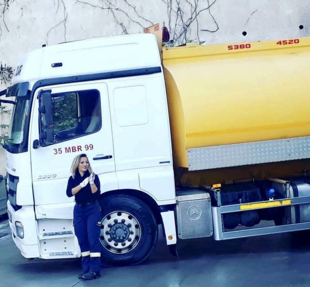 Özge Özbakır, işverenlerin iyi bir imaj çizmek için kendisiyle çalışmak istediğini belirtiyor. 