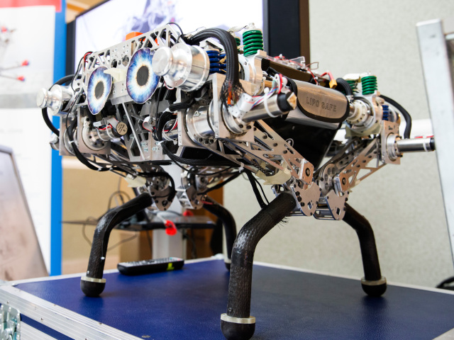 ETH Zurich Enstitüsü, küçük boyutlu ve çevik StarlETH isimli robot ile literatürde önemli bir yere sahip.