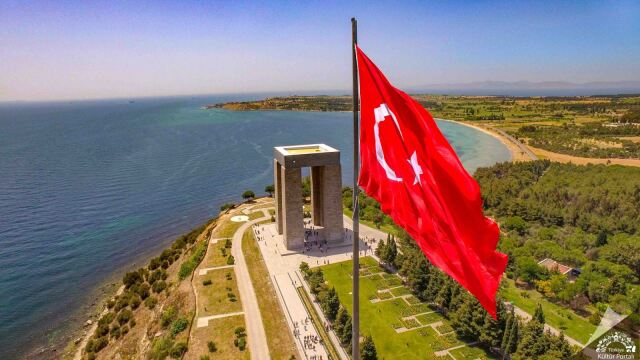 Bugün Çanakkale’yi ziyaret eden herkes, bu kutsal topraklarda yalnızca bir milletin değil, farklı kökenlerden insanların birleşerek yazdığı ortak bir destanı anıyor.