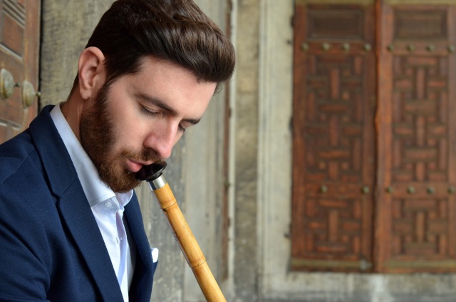 Yunus Emre’nin şiirleri ilahi olarak neyle çalınıp, ilahiciler tarafından söylenmektedir. 