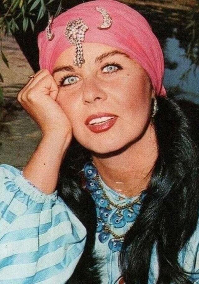 Usta oyuncuya birçok kişi sosyal medya üzerinden paylaşım yaparak veda etti.
