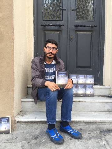 Yazdığı kitabı sokaklarda satıyor 