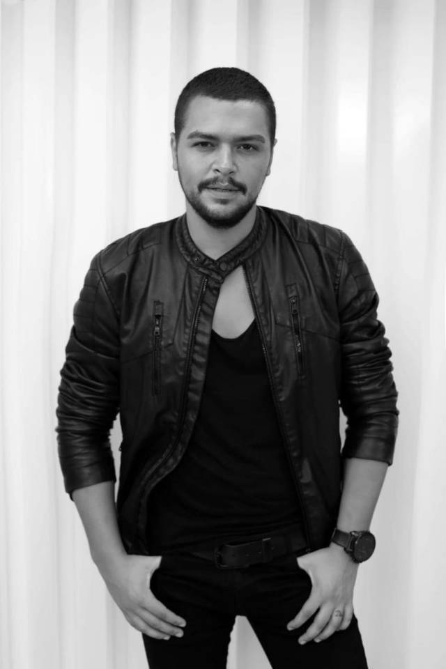 Makyaj Eğitmeni Oğuz Günüç ciltteki sağlıklı ve ışıltılı görünümü artırmak için fondötene bir damla cilt serumu damlatmayı öneriyor. 