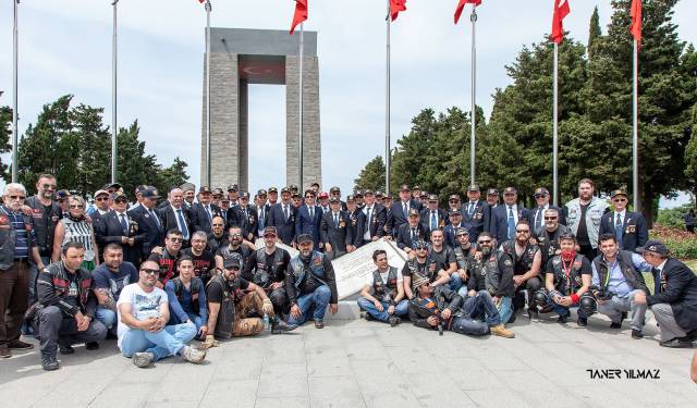 Freedom Riders, şehit ailelerini ve gazileri her yıl Çanakkale’ye götürüyor.