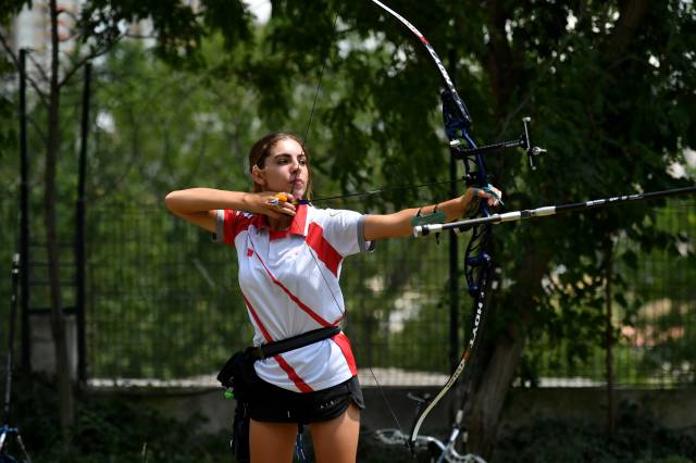 Selin Şatır, Olimpiyatlarda yarışmış okçu anne ve babanın kızı olarak altı yaşında ilk yayı eline almış.  