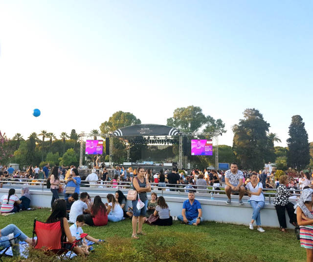 Konser başlamadan önce çim konser alanı