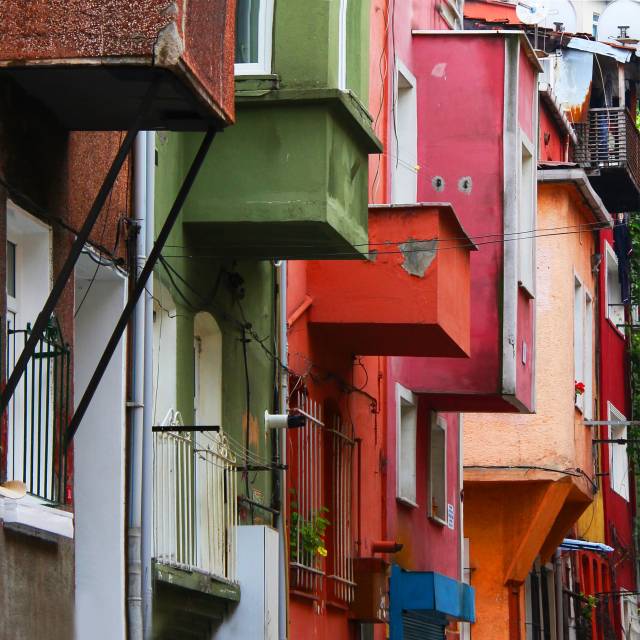 Balat evleri en az iki katlı ve hepsi küçük de olsa mutlaka birer bahçeye sahip. 