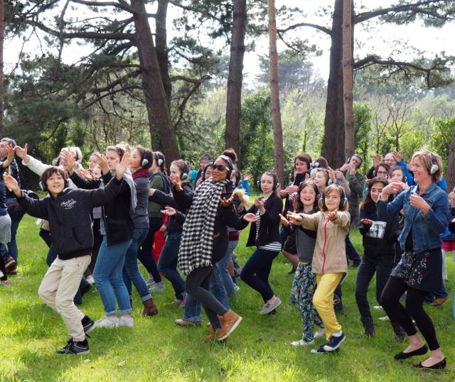 Bu yıl, Fransa’dan gelen Happy Manif interaktif dans performansıyla dans tarihini dans ederek öğreneceksiniz.