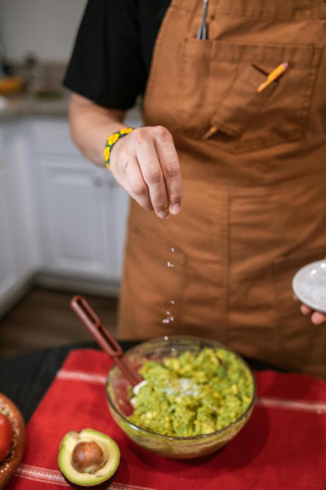 Bağımlılık yaratan lezzetiyle Guacamole, harika bir mezedir. Meksika Usulü Guacamole