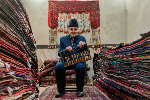 Tebriz Çarşısı, tarihi dokusunu koruyor ve ziyaretçilere benzersiz bir alışveriş deneyimi sunuyor.