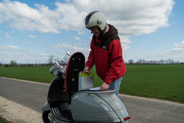 Uzun süre çalışmayan motosikletin kaçınılmaz sonu: Bitmiş akü.
