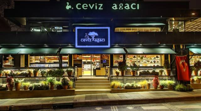 100’den fazla çeşidin bulunduğu açık büfe brunch hafta sonunda 09-14.00 saatleri arasında sunuluyor.