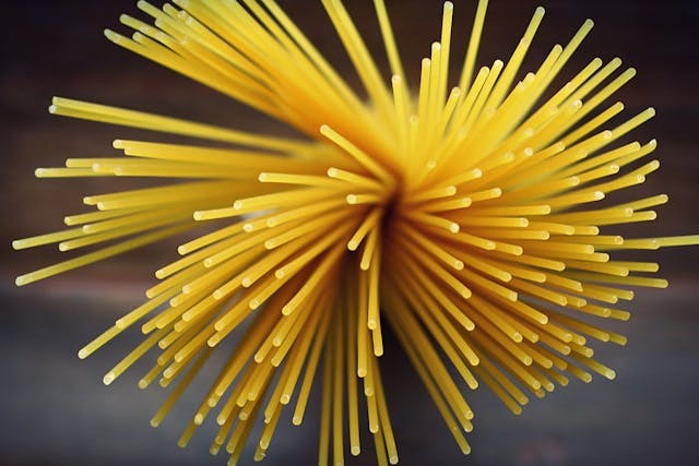 Spagetti sosu tarifine su eklemeniz gerekiyorsa lezzeti artırmak için makarnayı pişirdiğiniz suyu tercih edin. 