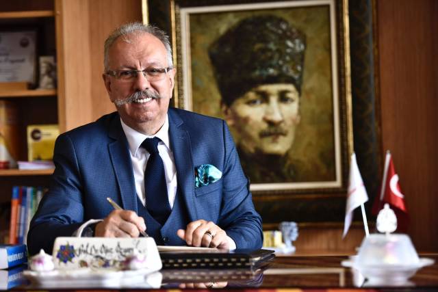 Koruyucu Sağlık Uzmanı Prof. Dr. Oğuz Özyaral “Bu yıl halk plajlarında tıklım tıklım denize girilmesini doğru bulmuyorum. Plajlarda da sosyal mesafe korunmalı. Virüs hala aramızda” dedi. 