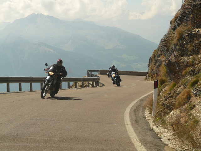 Motosiklet kullanırken dikkat edilmesi gereken en önemli konu ekipman. İyi bir kask, eldiven, mont seçmek ve istinasız kullanmak hayati önem taşıyor. 