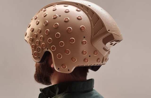 Kask, bir nevi beyin dalgalarını, beyin aktivitesini, nörosağlığı ve daha fazlasını ölçen bir tür taşınabilir EEG makinesi olarak işlev gördü.
